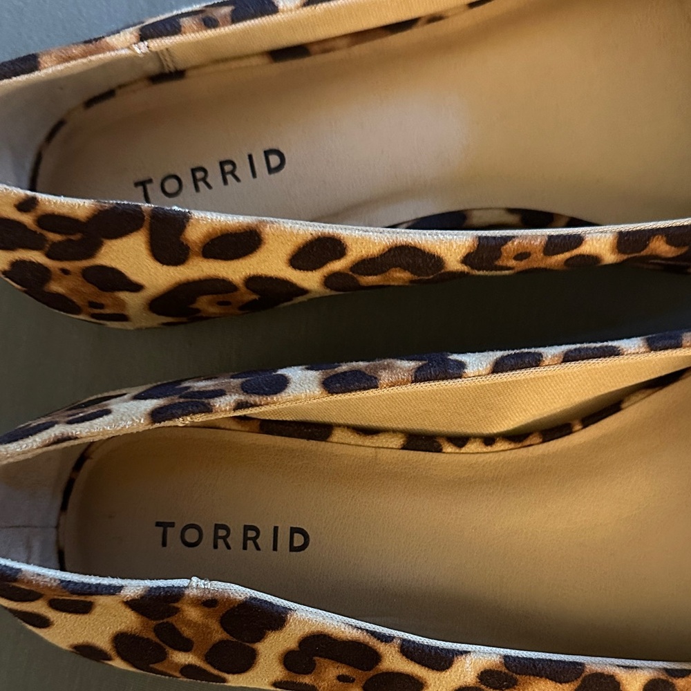torrid Leopard Print Pointed-Toe Flats - Tan/Black - Picture 2 of 6